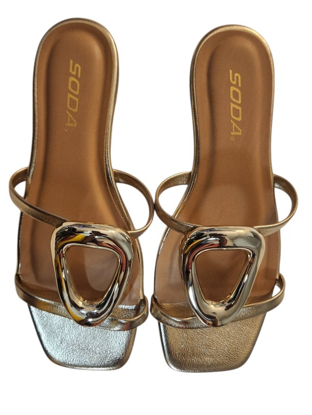 NWOT Soda Flats Sandals Size 6n Gold Metallic Elegant Design Stylish Everyday